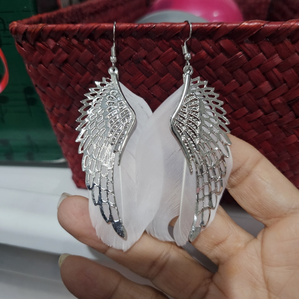 Angel Wing Feather Earrings L👀K Beautiful 🪽 Real Feathers 🤍 Costume Jewelry